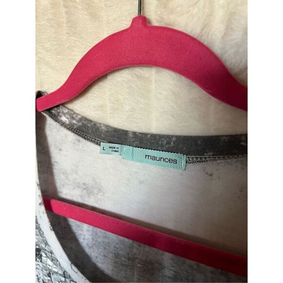 Maurices Grey And White Patterned T-Shirt Woman’s Size Large - Picture 4 of 5